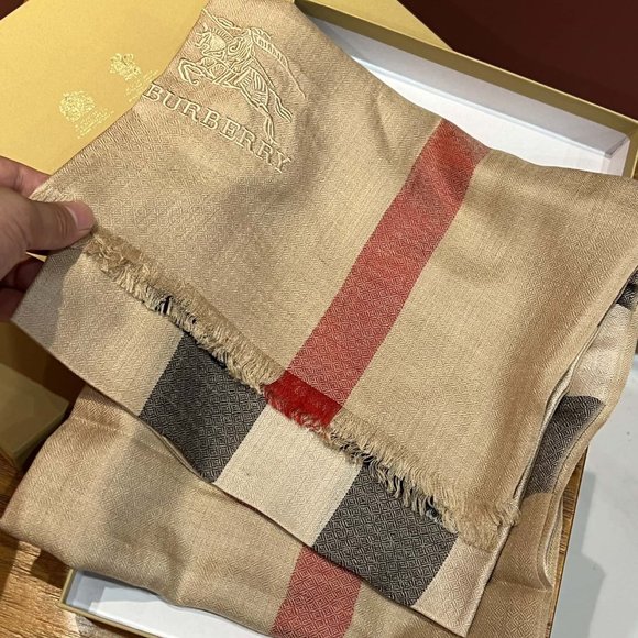 burberry classic diamond pattern scarf - Picture 9 of 9